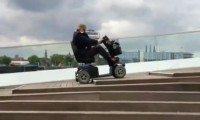 Opa auf der Treppe