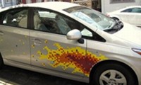 Pixel-Flammen auf dem Auto