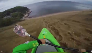 Mit dem Kajak ins Wasser rutschen