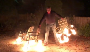 Brennende Stühle jonglieren