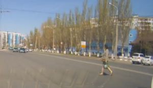 Zu Fuss die Strasse überqueren