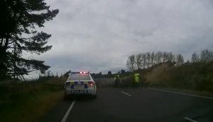 Polizisten räumen die Strasse frei Polizisten räumen die Strasse frei