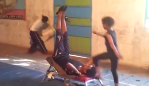 Kinder beim Akrobaten-Training