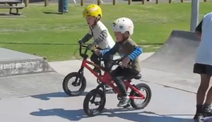 BMX Zwillinge bei ihrer Lieblingsbeschäftigung