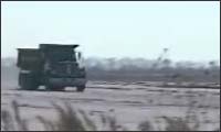Crashtest - Truck gegen eine Betonwand Crashtest - Truck gegen eine Betonwand