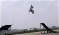 motorradsprung über flugzeug