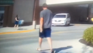 Frau verliert Kontrolle über den Einkaufswagen