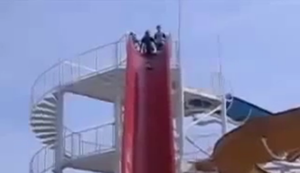 Auf der Wasserrutsche Auf der Wasserrutsche