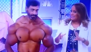 Aufgeblasener Muskelprotz Aufgeblasener Muskelprotz