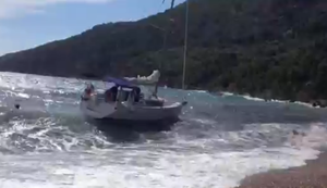 Mit der Yacht am Strand anlegen