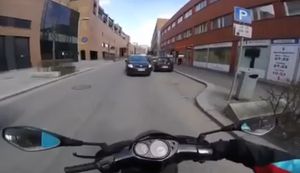Norwegischer Rollerfahrer