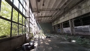 Flug durch ein altes verlassenes Gebäude