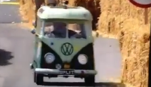 Mit dem VW Bulli beim Seifenkistenrennen Mit dem VW Bulli beim Seifenkistenrennen