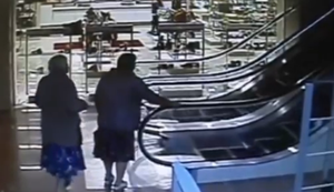 Oma auf der Rolltreppe