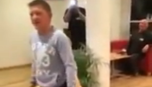 Gefangen im Kinderstuhl Gefangen im Kinderstuhl