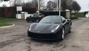 Idiot im Ferrari