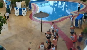 Urlauber im Kampf um den besten Platz am Pool