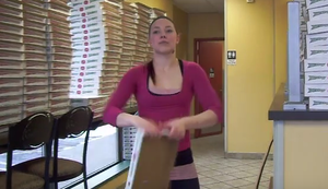 Pizzaschachteln in Rekordzeit falten Pizzaschachteln in Rekordzeit falten