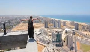 Backflip in schwindelerregender Höhe Backflip in schwindelerregender Höhe