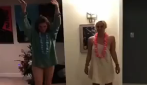 Zwei Frauen beim Handstand