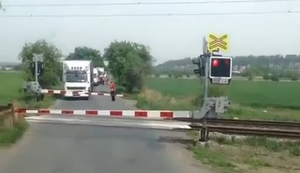 Neulich am Bahnübergang