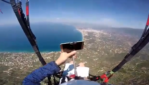 Mit dem Selfiestick am Fallschirm