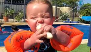 Banane mit Schwimmflügeln essen