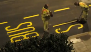 Fahrbahnmarkierung auftragen