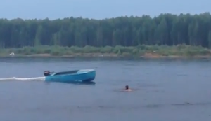 Der mit dem Boot schwimmt Der mit dem Boot schwimmt