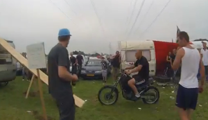 Moped-Stunt beim Festival