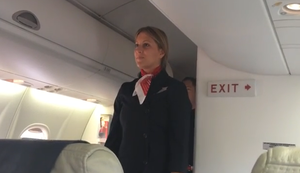 Fröhlicher Franke und seine blonde Begleitung