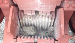 Maschine frisst Steine Maschine frisst Steine