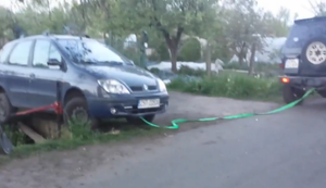 Halbprofis bergen ein Auto