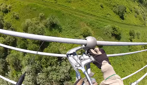 Arbeit an einer Hochspannungsleitung