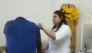 Ein Mann beim impfen Ein Mann beim impfen