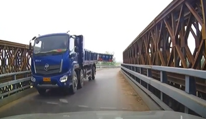Knappe Sache auf der Brücke