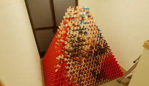 Überraschung in der Dominopyramide