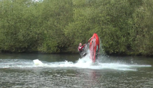 Coole Stunts auf dem Jetski
