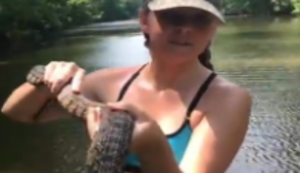 Die mit der Schlange spielt