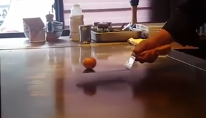 Chinesischer Koch und sein Eier-Trick