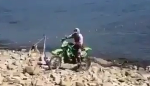 Mit dem Moped in die Umkleide