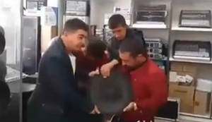 4 Männer vs 1 Basslautsprecher 4 Männer vs 1 Basslautsprecher