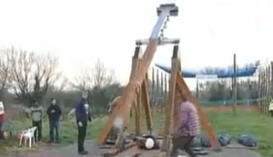 Leute mit dem Katapult herumschleudern