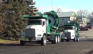 Ein Truck der Bäume versetzt