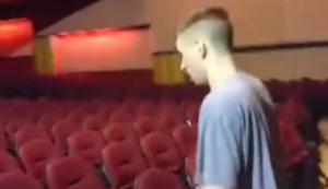 Kinosaal für den Abend vorbereiten