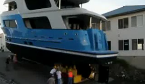 Das neue Boot zu Wasser lassen