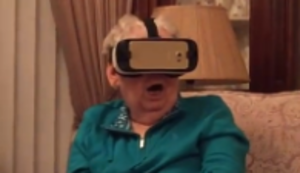 Oma testet die VR-Brille