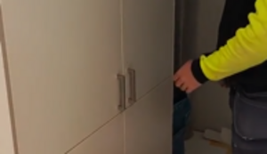 Wenn Profis einen Schrank aufbauen