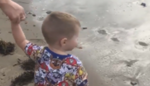 Mit dem Kind am Meer