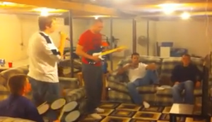 Gitarrist bricht Auftritt plötzlich ab Gitarrist bricht Auftritt plötzlich ab